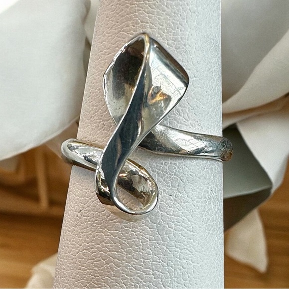 Sterling Silver Ribbon Ring (6.5) - Picture 2 of 6
